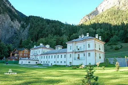 Vallée d'Aoste, Pré-Saint-Didier, bâtiment des thermes et balnéo.