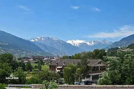 Vallée d'Aoste, vue sur la ville d'Aoste et le Mont Emilius.
