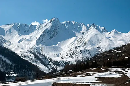 Vallée d'Aoste,village de Saint Remy-en-Bosse et la vue sur le Grand Combin