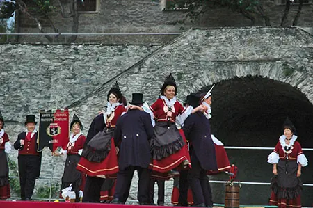 Vallée d'Asote, fête populaire en costume traditionnel du groupe La Badoche.