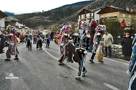 Vallée d'Aoste. Carnaval de la Coumba freida et les Landzettes dans la Valpelline.