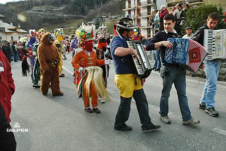 Vallée d'Aoste, Valpeline, le carnavl de la Coumba freda.
