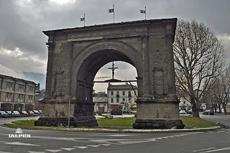 Arc d'Auguste à Aoste, monument romain historique en Italie
