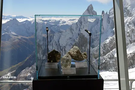 Vallée d'Aoste, exposition de minéraux au sommet du téléphérique Skyway à la pointe Helbroner.