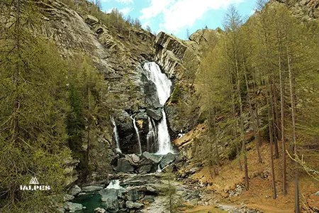 Vallée d'Aoste, Cogne la cascade de Lillaz dans le parc du Grand Paradis