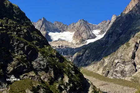 Vallée d'Aoste, Courmayeur balade au Val Ferret avec vue sur les glaciers du Mont-Blanc.