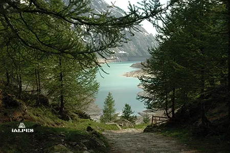 Vallée d'Aoste, lac du barrage de place Moulin.