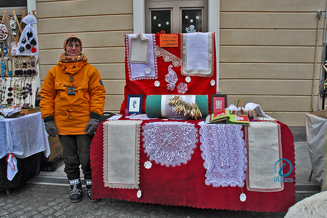 Exposant dentelles et tricot de Chamdepreaz, Vallée d'Aoste, Italie