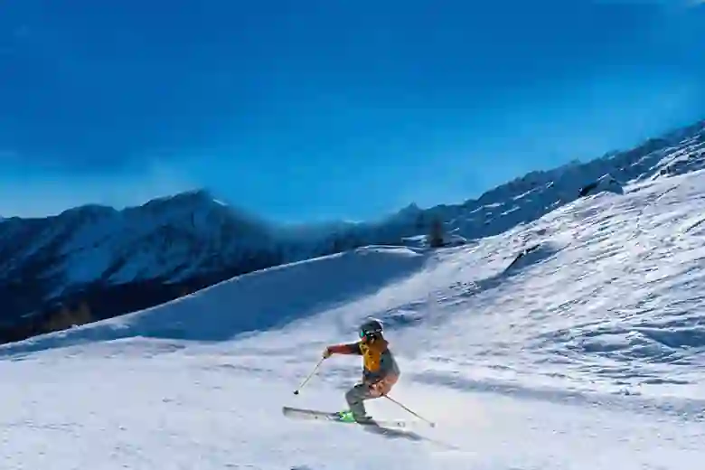Skieur sur une piste à Antagnod