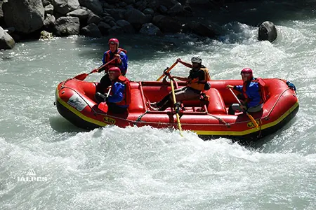 Vallée d'Aoste, descente en rafting sur la Doire Baltea dans la Valdigne.