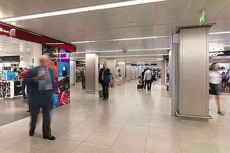 Italie, Aéroport Milan Linate, la galerie voyageurs.