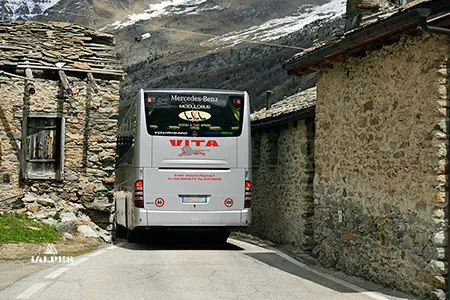 Vallée d'Aoste, ligne de bus du parc du Grand Paradis dans la Valsavarenche. 