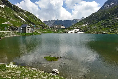 Vallée d'Aoste, lac du col du Grand Saint-Bernard.